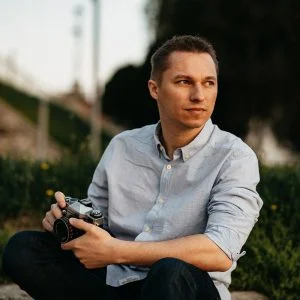 Varga Péter fényképezőgéppel a kezében