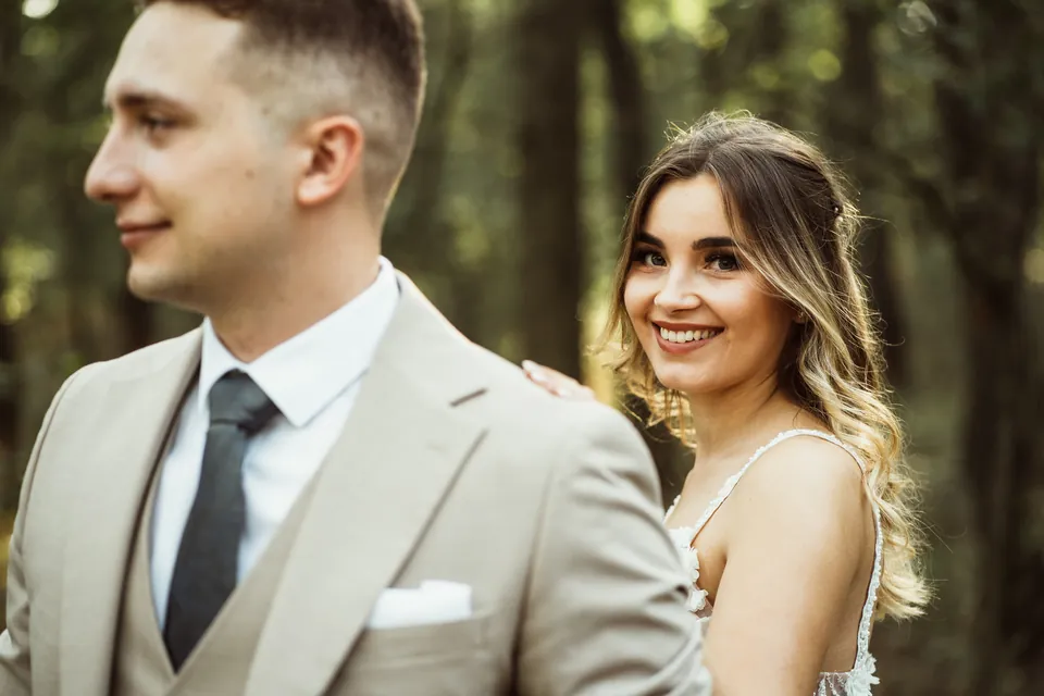 Marcell és a mögötte mosolygó Enikő