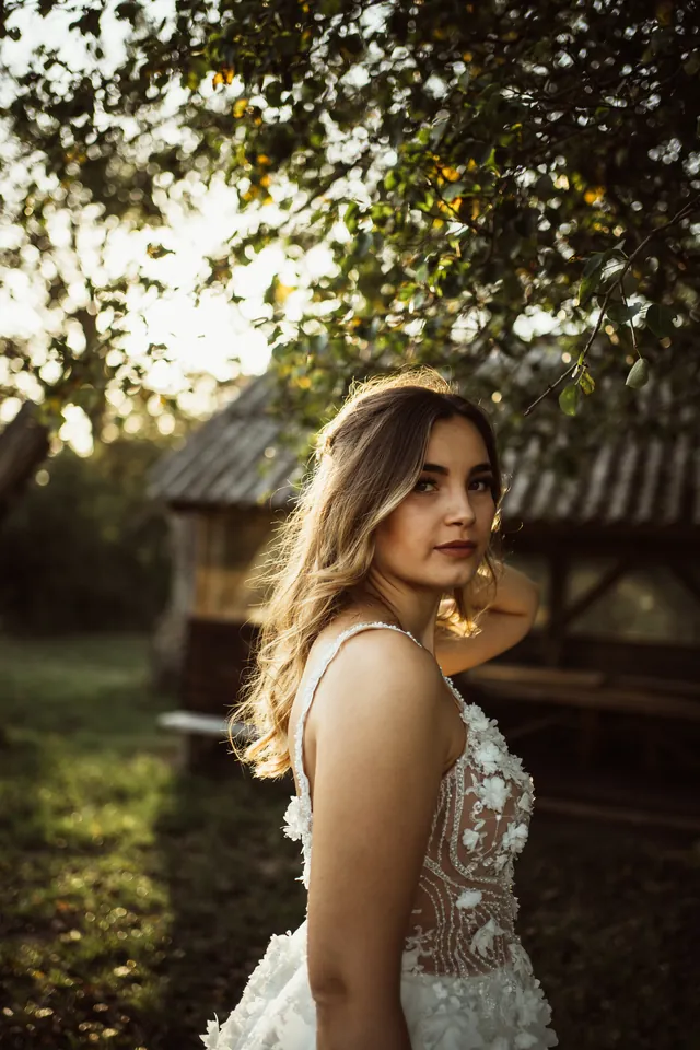 Enikő portréja a lombok között