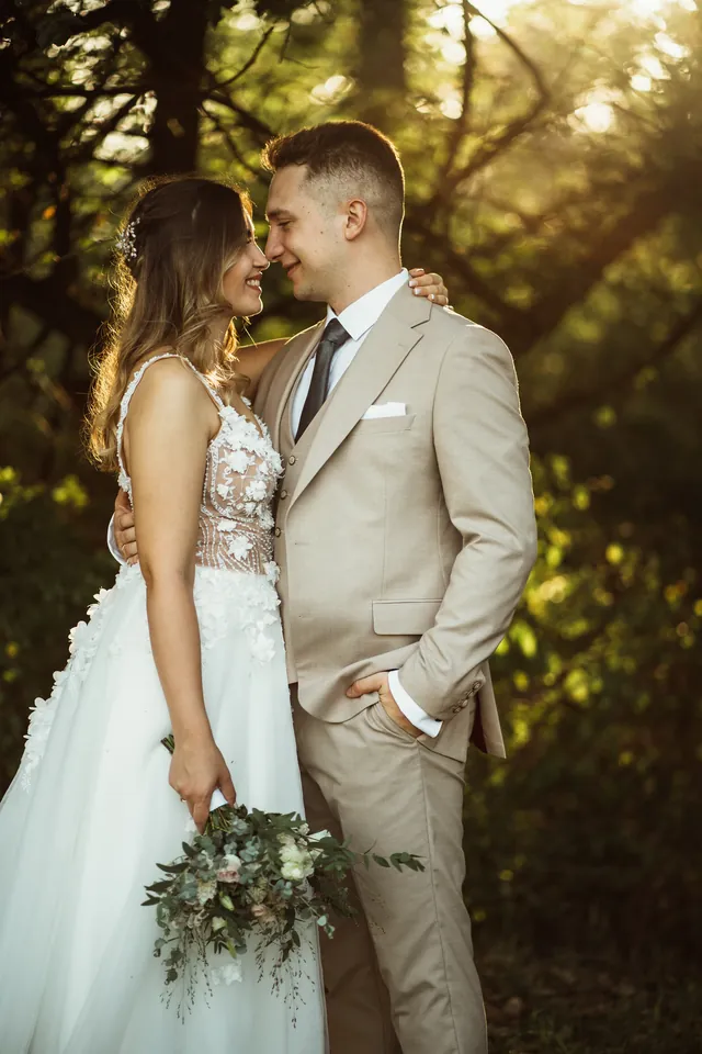 Enikő és Marcell egymás szemébe néznek az esti fényben