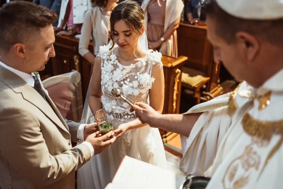 Marcell gyűrűt húz Enikő kezére az oltár előtt