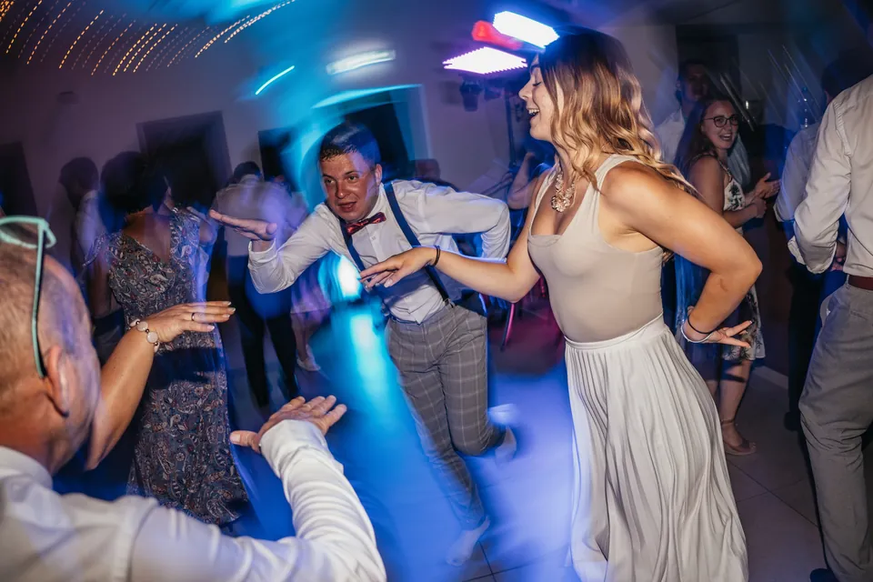 Enikő és az ünneplő vendégek a táncparketten