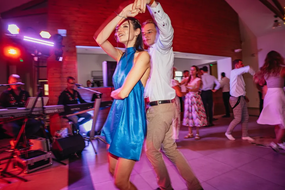Enikő tánca az esküvői vendégek között