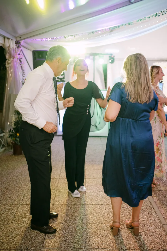 Kitti és Péter: Beszélgető vendégek a tánctéren.