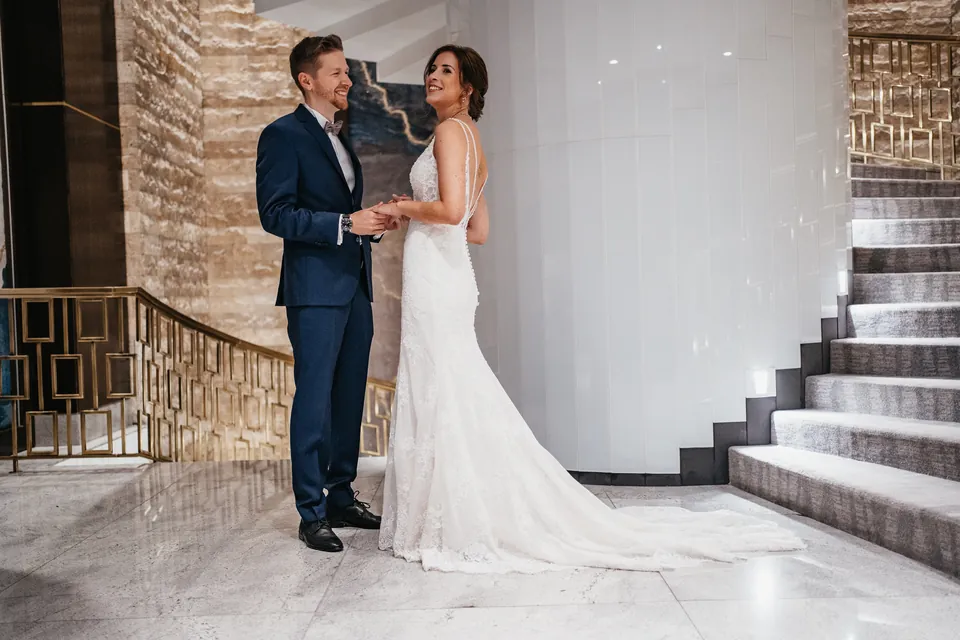 Klári és Gábor a Hilton Budapest lépcsőháza mellett