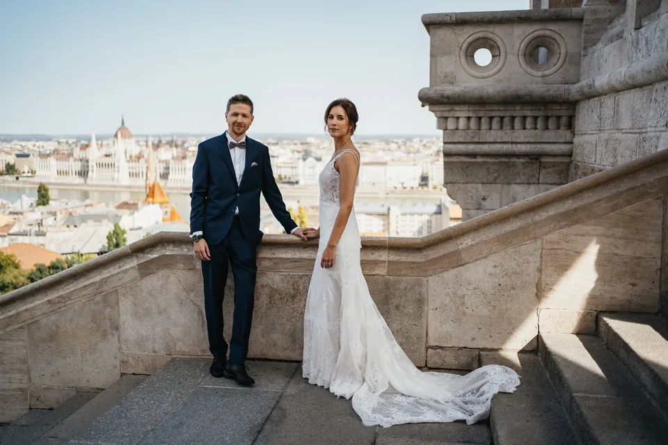 Klári és Gábor a kőlépcsőn, Budapesttel a háttérben
