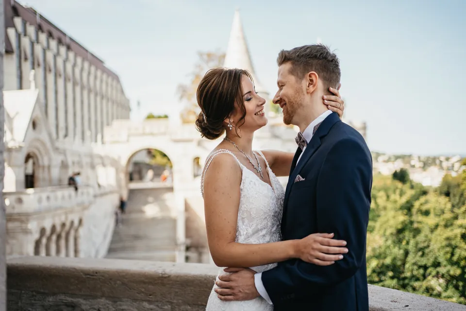 Klári és Gábor egymáshoz bújva a budai várnegyedben
