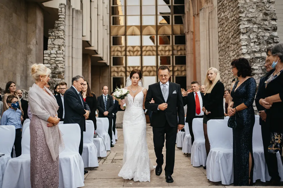 Klári és Gábor bevonulása a szertartásra