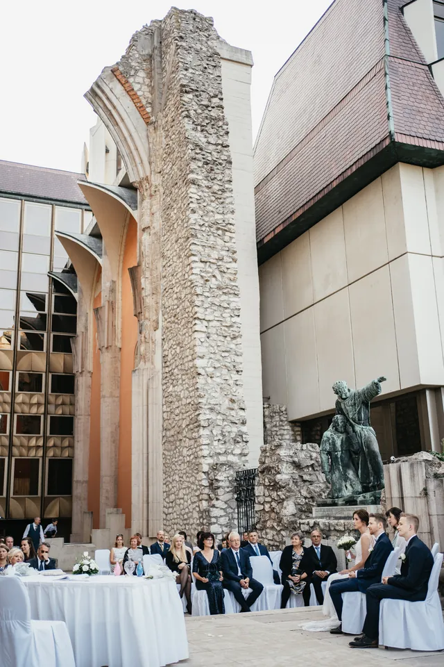 Esküvői vendégek a Hilton Budapest udvarában