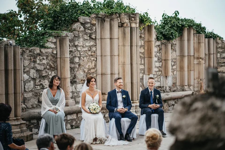 Klári és Gábor a tanúkkal ülnek a szertartáson