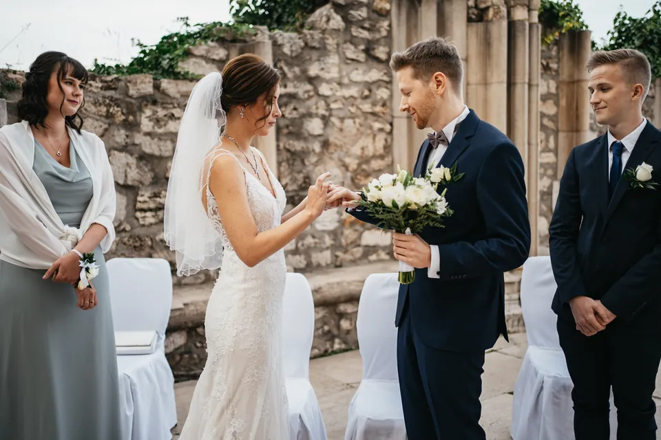 Klári és Gábor a kezükben tartott pezsgőspoharakkal