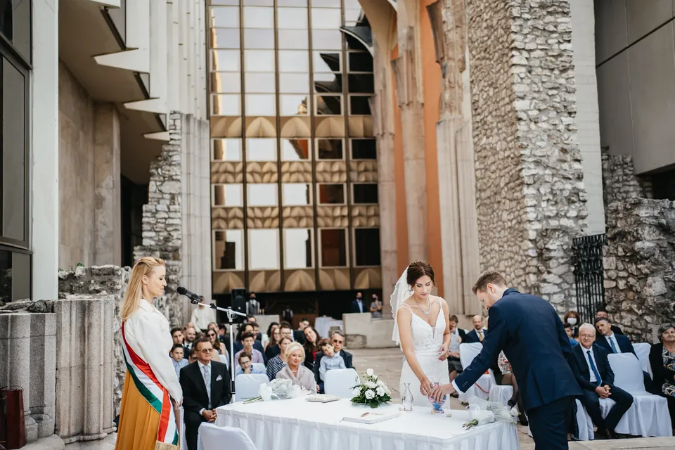 Klári és Gábor koccintása a vendégek előtt