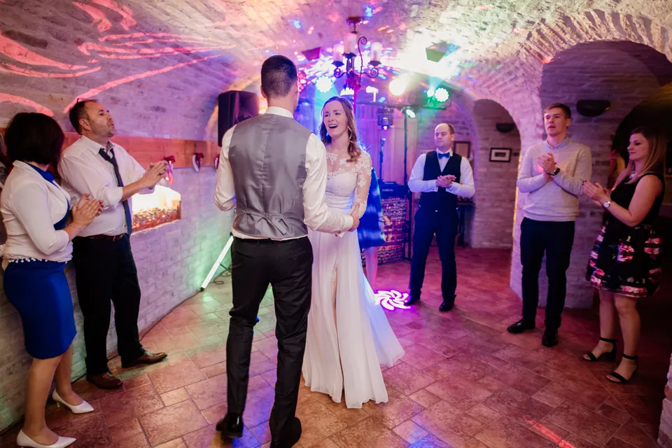 Nóri és Dani tánca az őket körülvevő vendégekkel