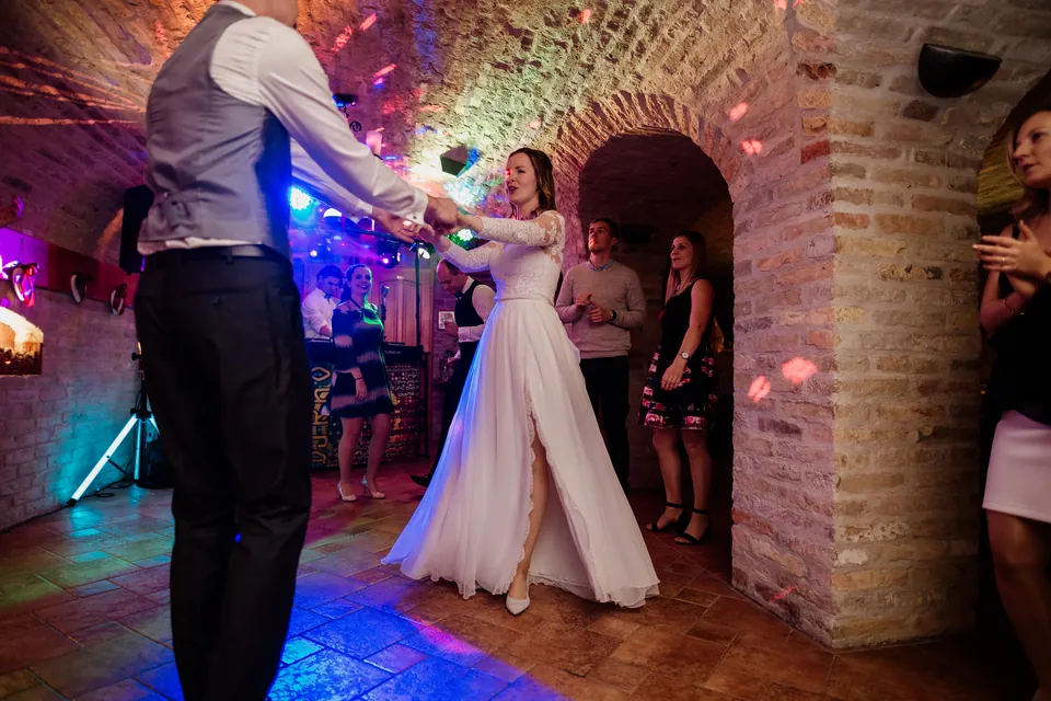 Dani megpördíti Nórit a vendégek előtt