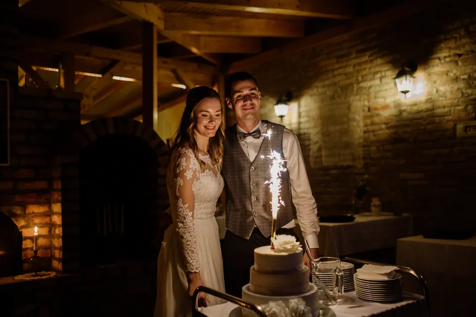 Nóri és Dani az esküvői torta mellett