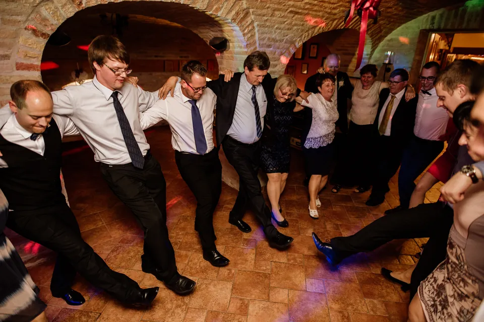 A násznép együtt táncol a boltíves teremben