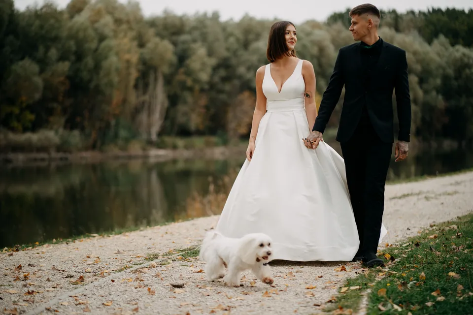 Rebeka és Martin: Vízparti séta a kis fehér kutyával.