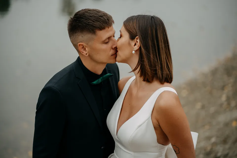 Rebeka és Martin: Közeli esküvői csók.