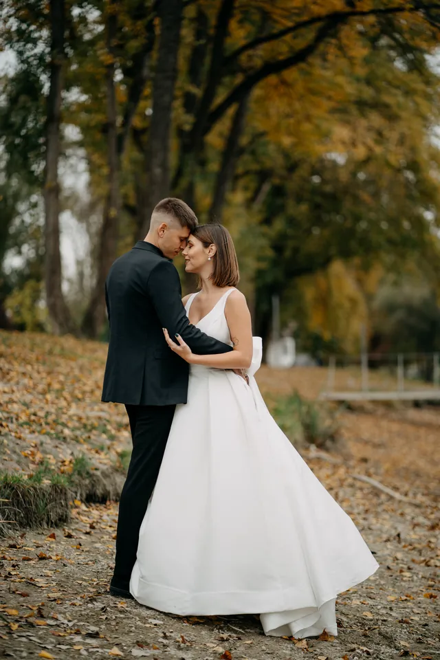 Rebeka és Martin: Esküvői csók a fák alatt.