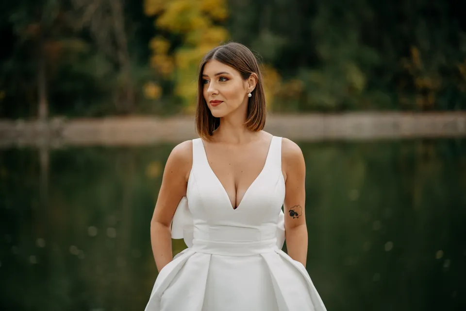 Rebeka és Martin: Menyasszonyi portré a víz mellett.