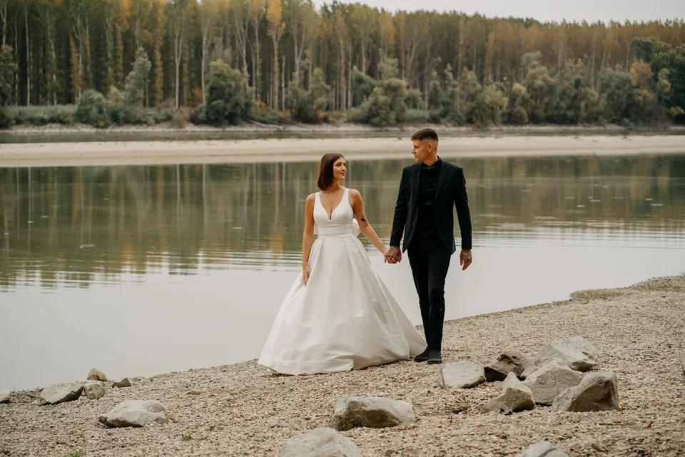 Rebeka és Martin: Közös séta a folyó mellett.