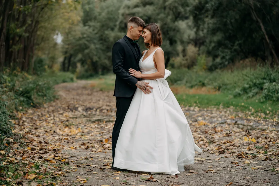 Rebeka és Martin: Összebújás az őszi levelek alatt.