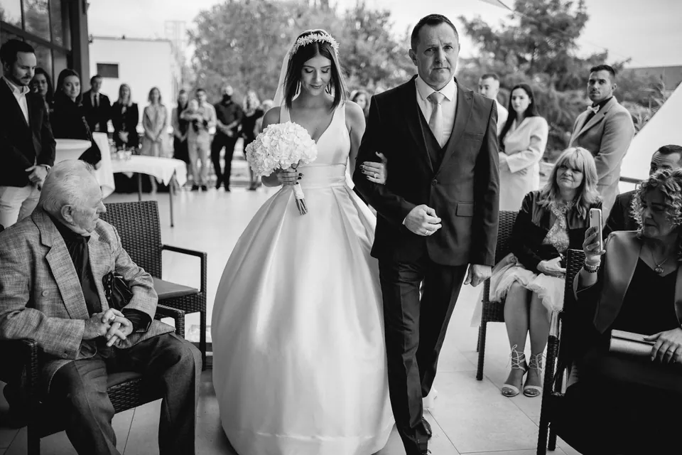 Rebeka és Martin: A menyasszony kísérőjével megérkezik a szertartásra.