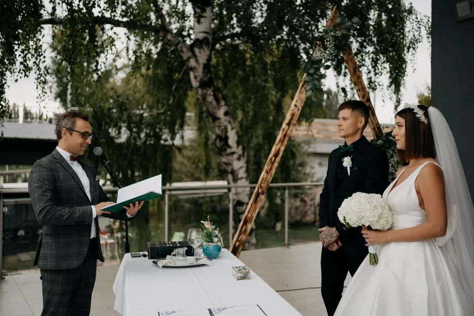 Rebeka és Martin: A pár az anyakönyvvezető előtt a vízparti szertartáson.