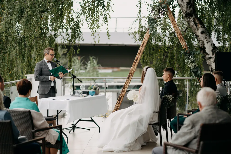 Rebeka és Martin: Vízparti esküvői szertartás a vendégekkel.