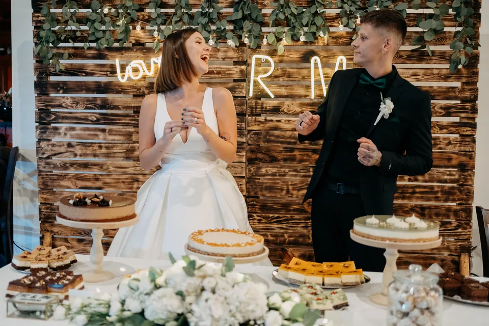 Rebeka és Martin: A pár az esküvői torta és a desszertek mellett.
