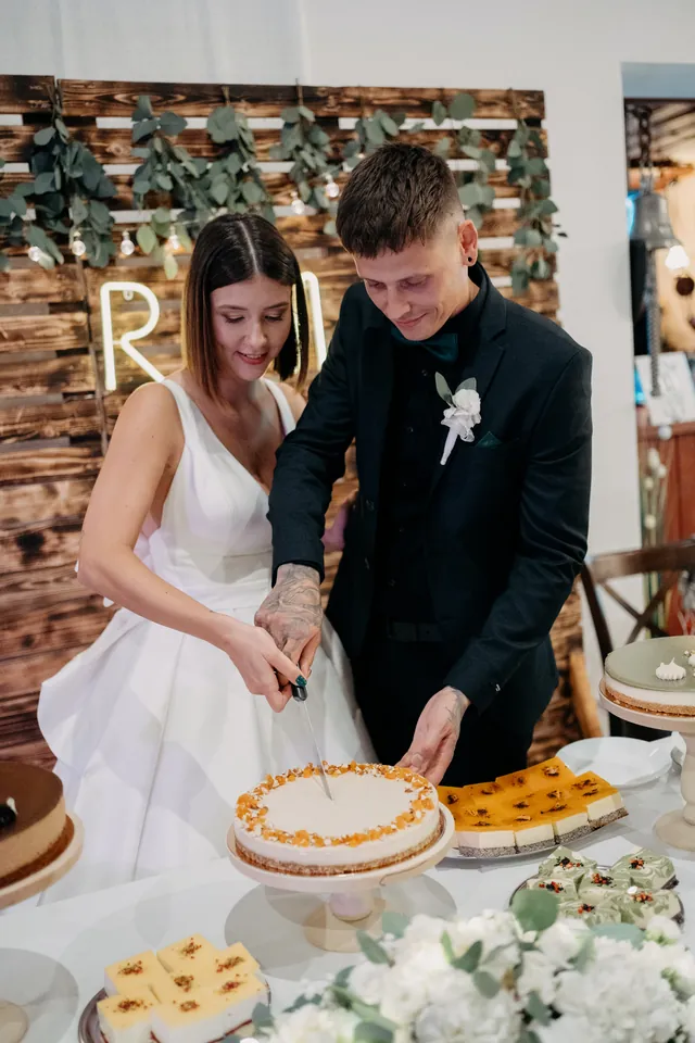 Rebeka és Martin: Közös tortavágás.