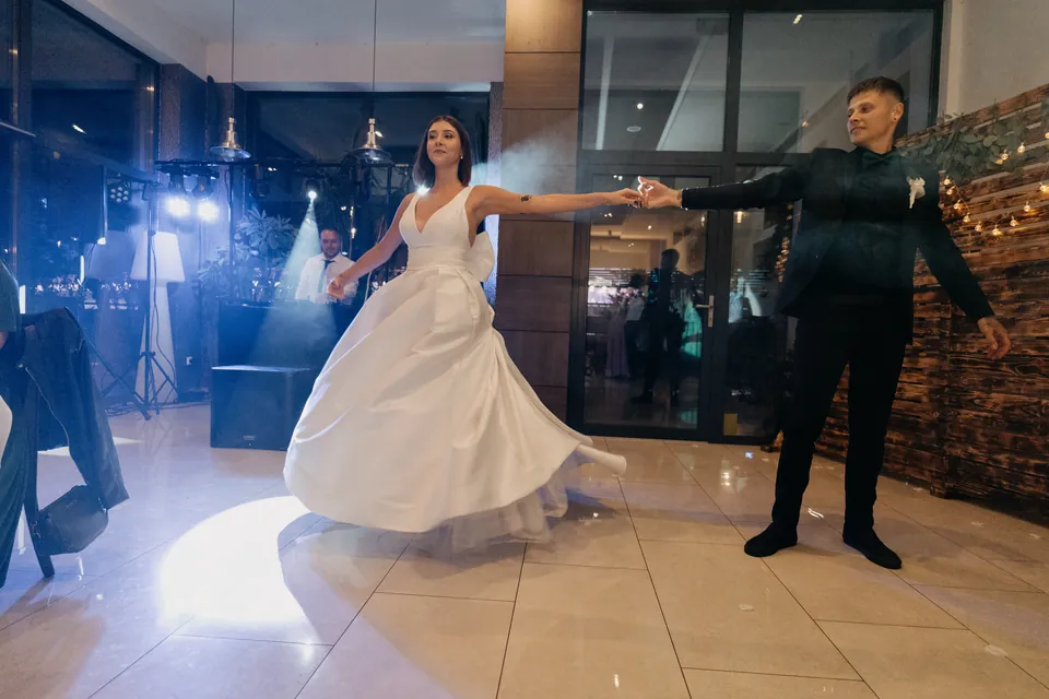 Rebeka és Martin: A vőlegény megpördíti a menyasszonyt az első tánc közben.
