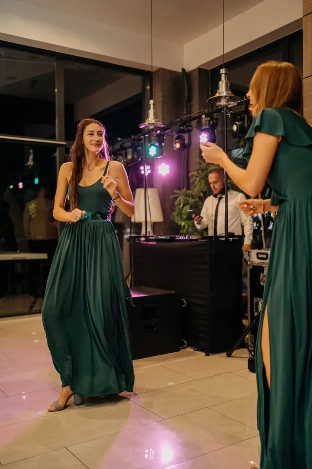 Rebeka és Martin: Zöld ruhás vendégek táncolnak az ünneplésen.