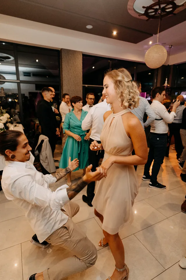 Rebeka és Martin: Felszabadult tánc az esküvői vendégekkel.