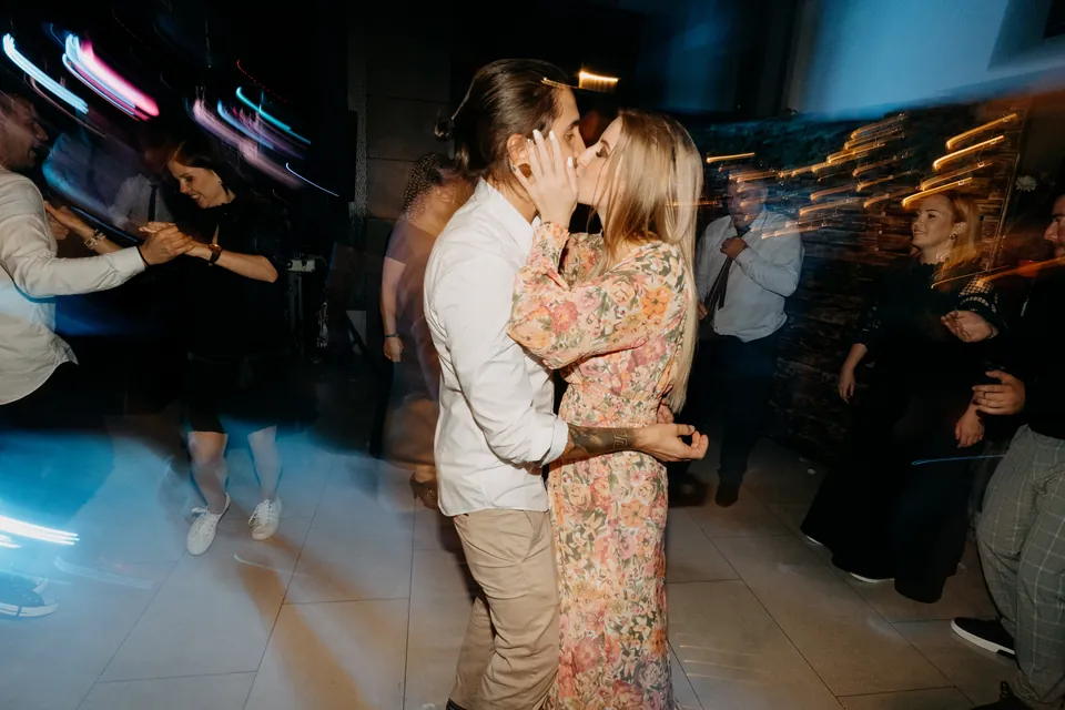 Rebeka és Martin: Vendégek tánca a kék fényű tánctéren.