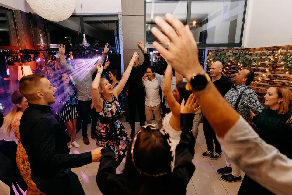 Rebeka és Martin: Feltartott karok és közös ünneplés a tánctéren.