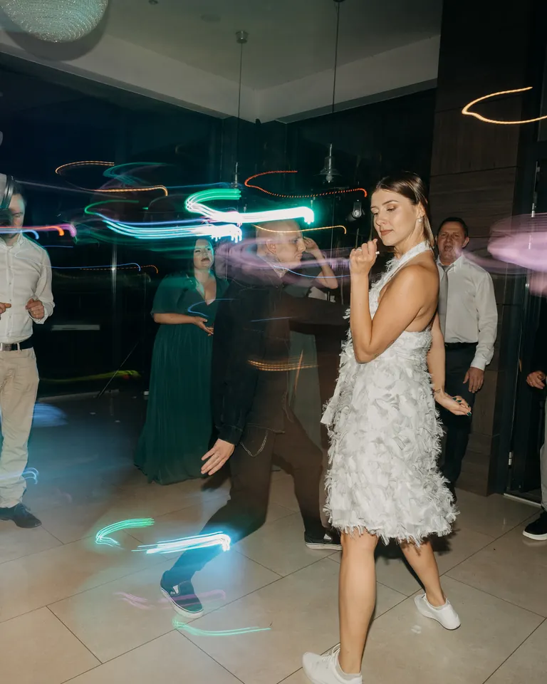Rebeka és Martin: Táncoló vendégek kék és zöld fényekben.