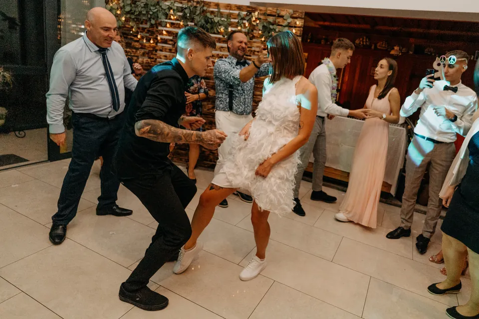 Rebeka és Martin: A pár felszabadultan táncol, a menyasszony rövid ruhában.