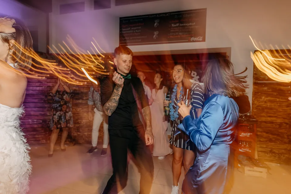 Rebeka és Martin: A vőlegény és egy vendég táncolnak.