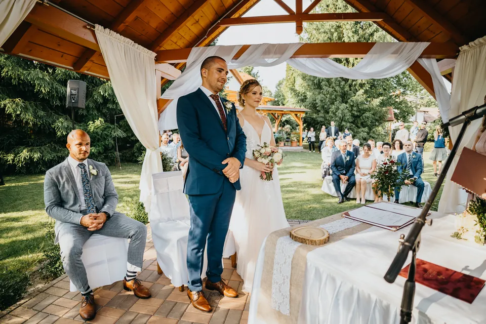 Tünde és Albert a kerti szertartás pavilonja alatt